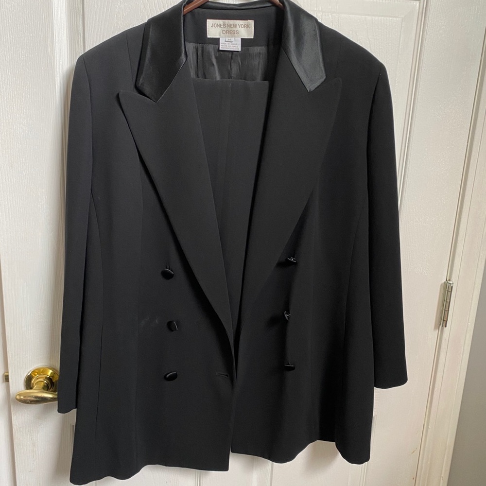 Women’s.Tuxedo pants suit